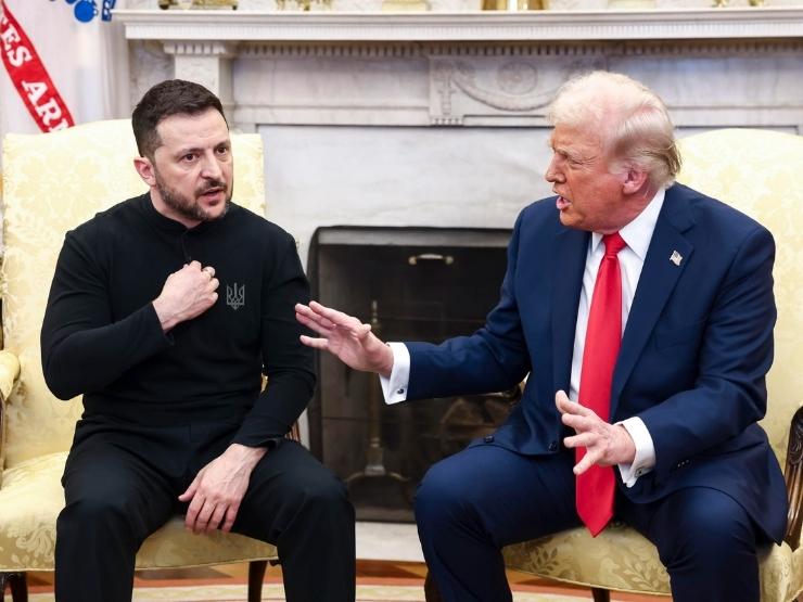 Volodymyr Zelensky e Donald Trump durante la lite nello Studio Ovale