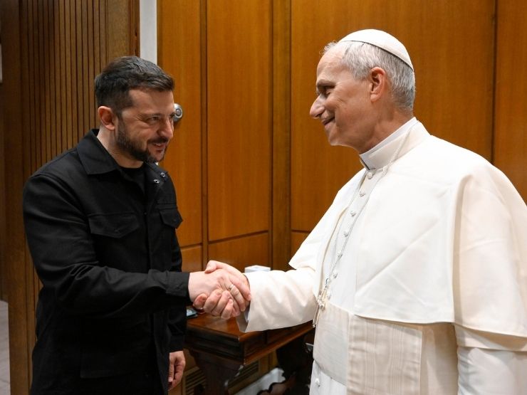 Papa Leone XIV e Volodymyr Zelensky si incontrano dopo la messa per l'insediamento del Pontefice