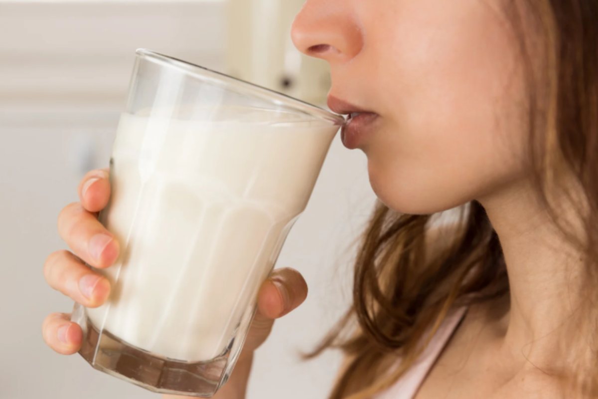 donna che beve un bicchiere di latte
