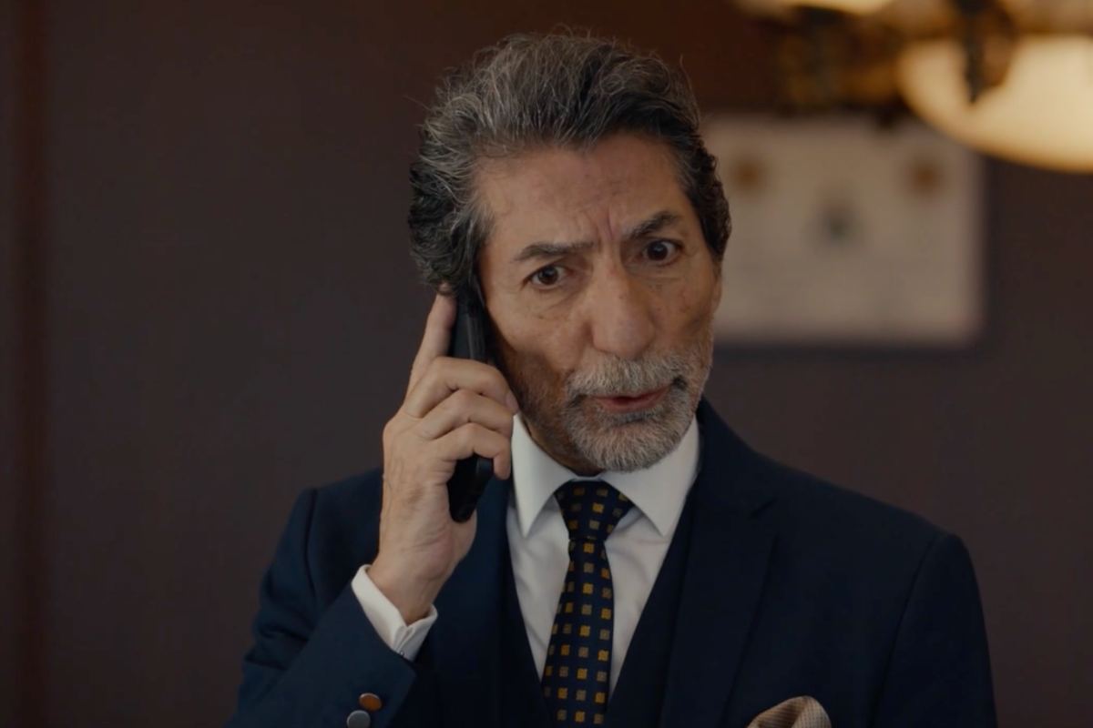 Tarik di Tradimento con il cellulare