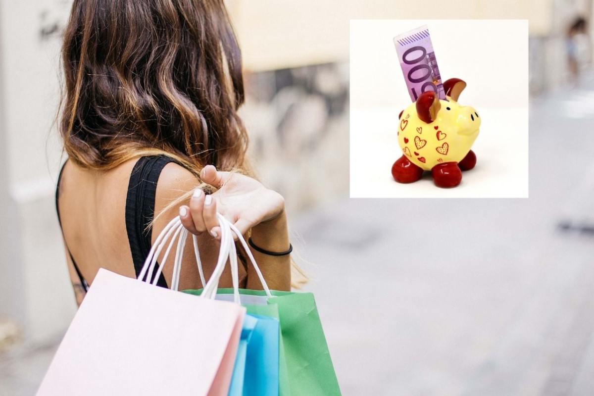 donna voltata di spalle con le borse dello shopping e accanto un salvadanaio con dentro una banconota da 500 euro