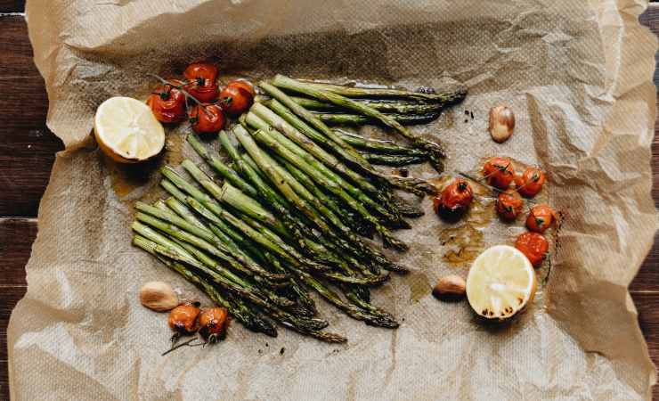 asparagi e pomodori