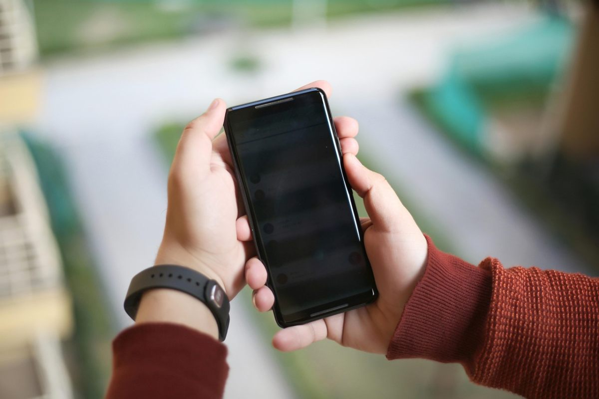 persona con il cellulare in mano