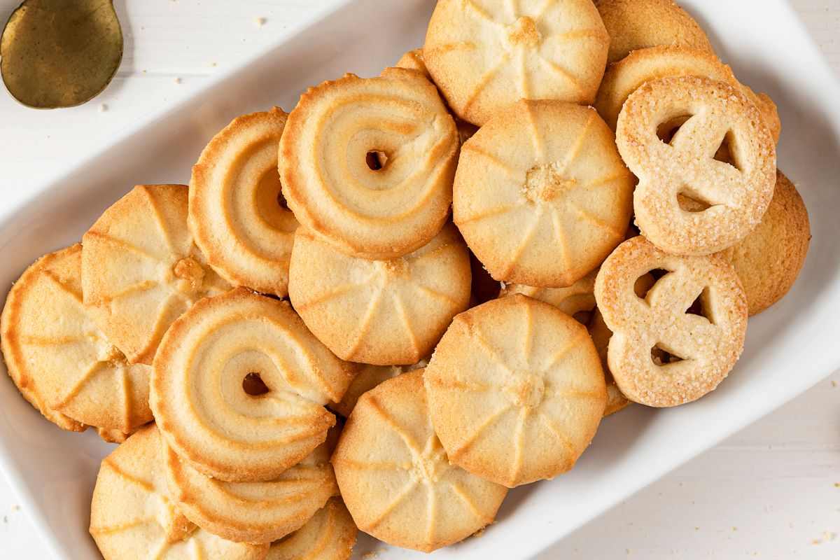 piatto di biscotti al burro