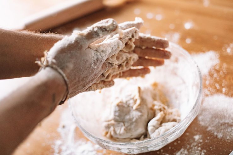 persona che prepara biscotti