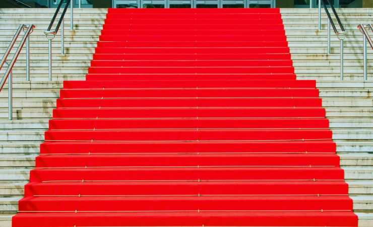 scalinata con tappeto rosso