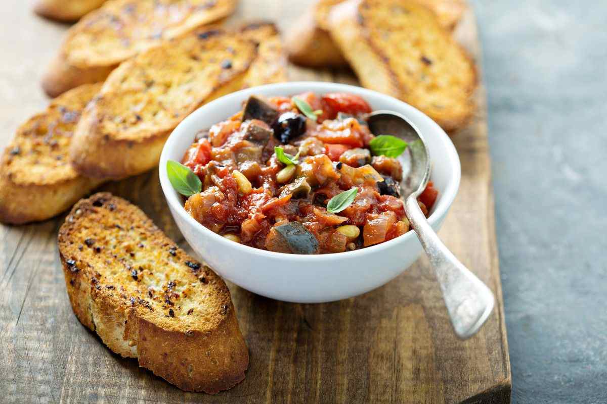 ciotola con caponata e bruschette di pane