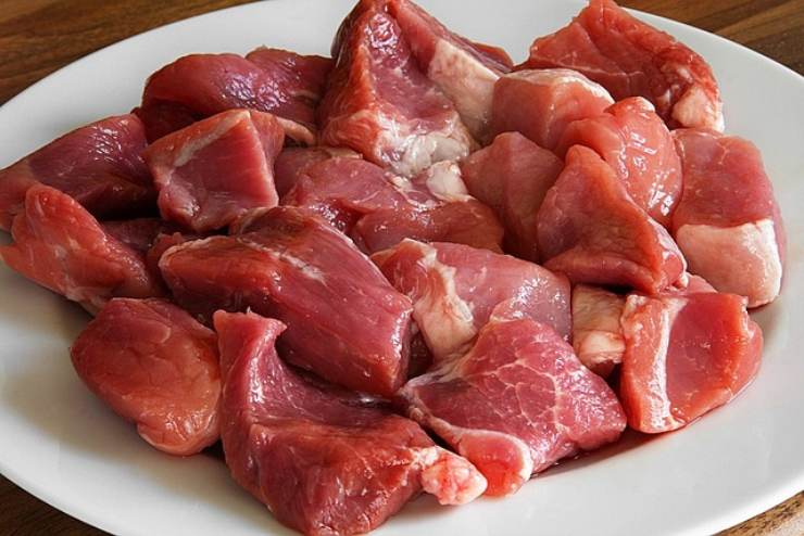 bocconcini di carne cruda sopra ad un piatto