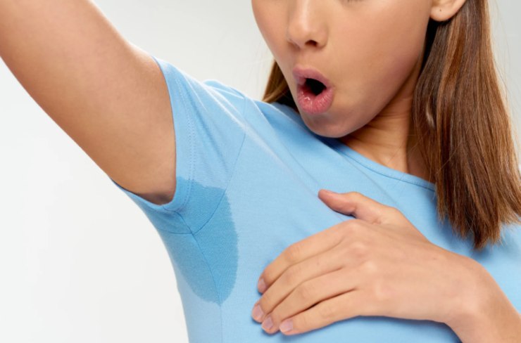 ragazza con una macchia di sudore sulla maglia sotto l'ascella