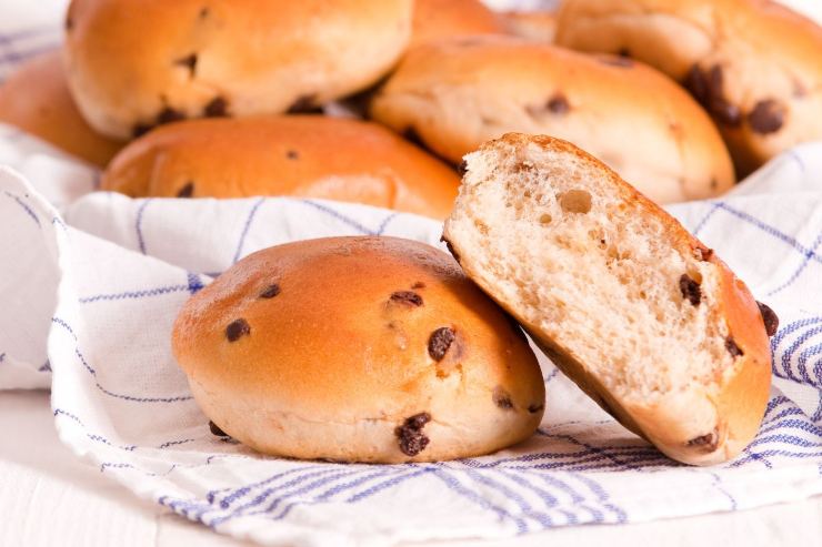 panini al cioccolato su tavolo