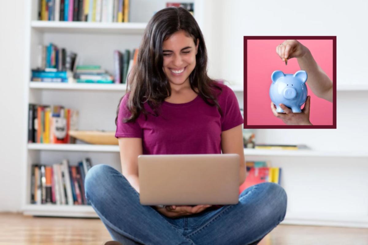 donna seduta per terra che sorride mentre guarda il computer che tiene sopra alle gambe e nel riquadro un salvadanaio