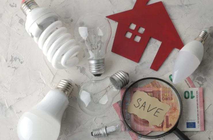 lampadine, banconote e simbolo di una casa