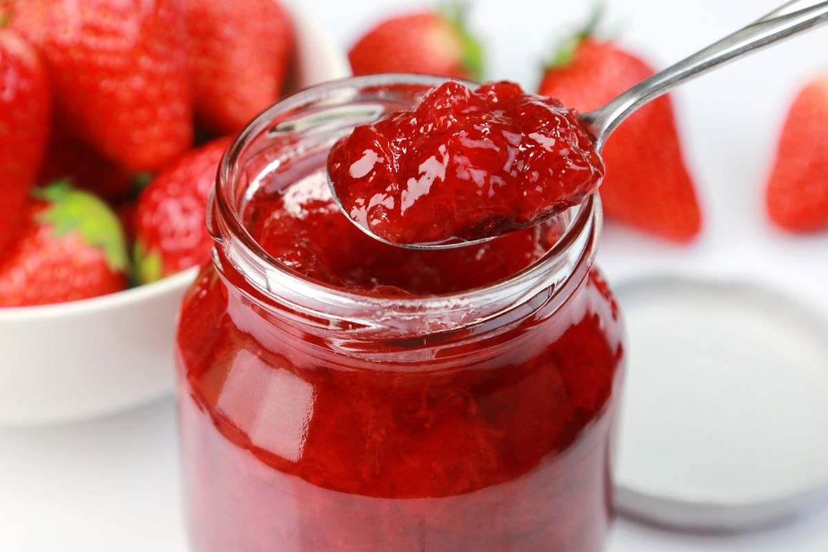barattolo con confettura fragole