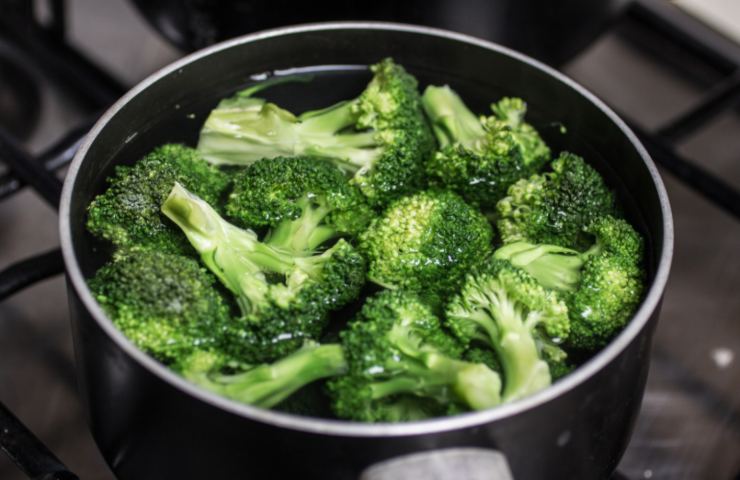 broccoli che cuociono in pentola