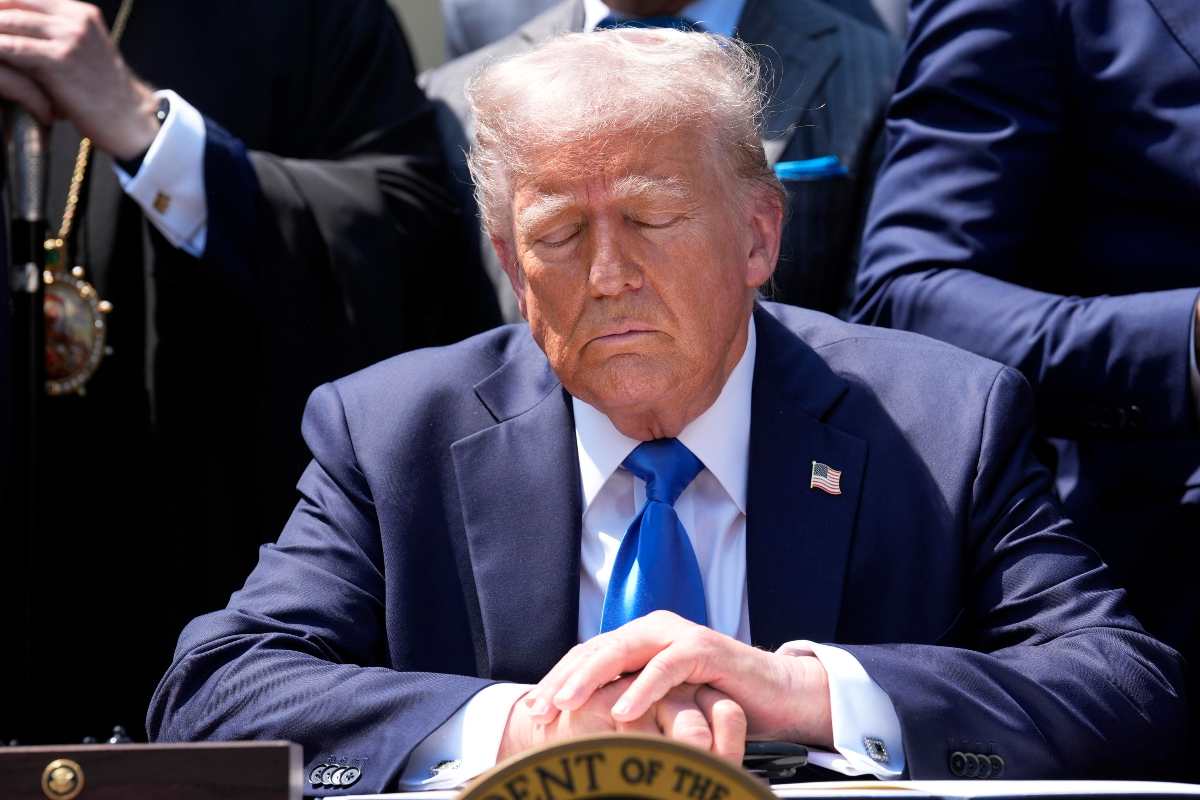 donald trump fa un'espressione di dissenso