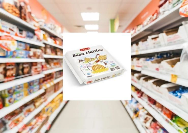 corsia di un supermercato e al centro i biscotti di eurospin