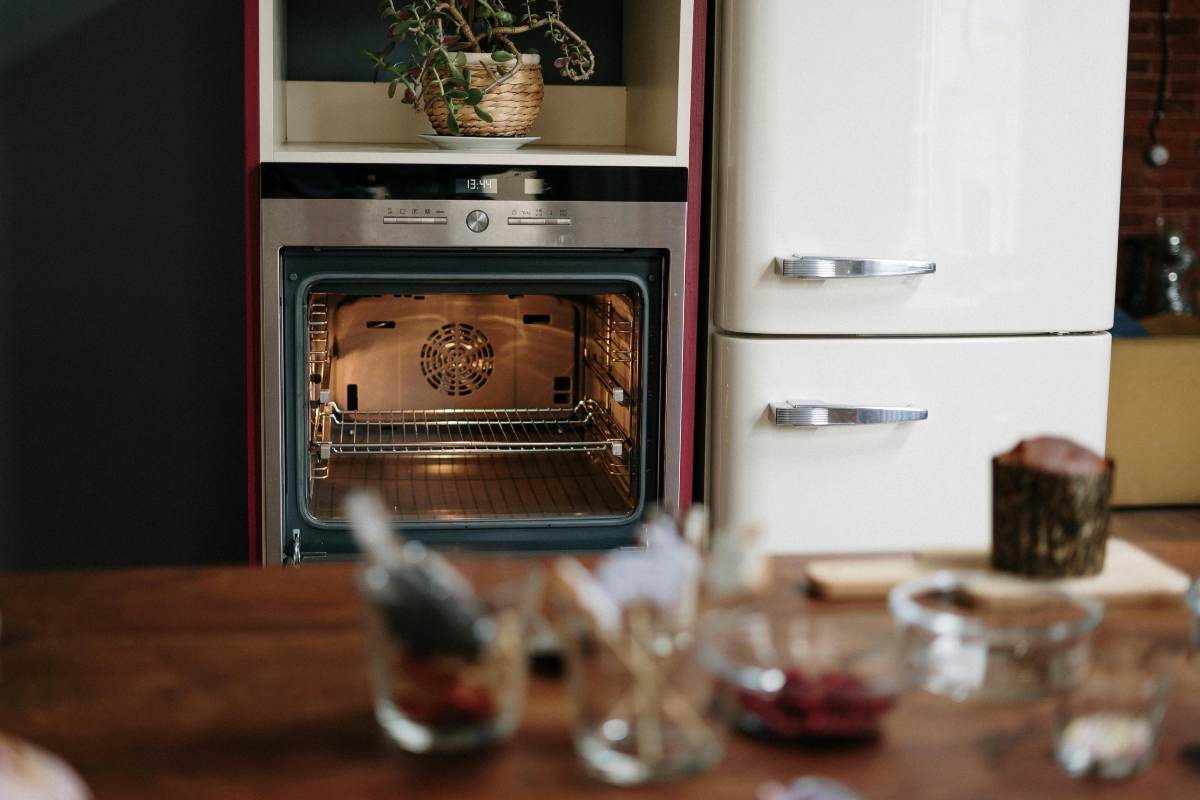 cucina con il forno aperto