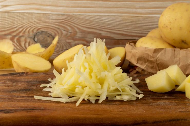 patate grattugiate su tagliere