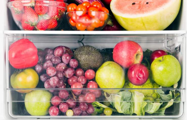frigo pieno di frutta