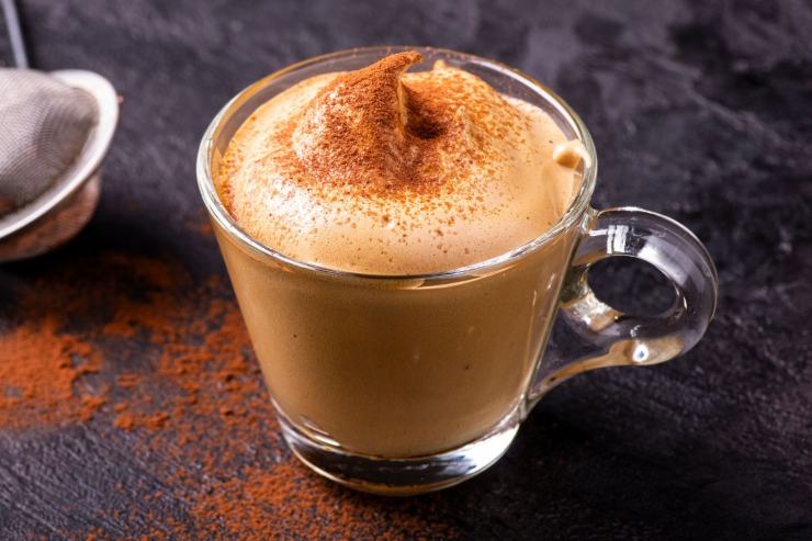 tazzina con gelato al caffè