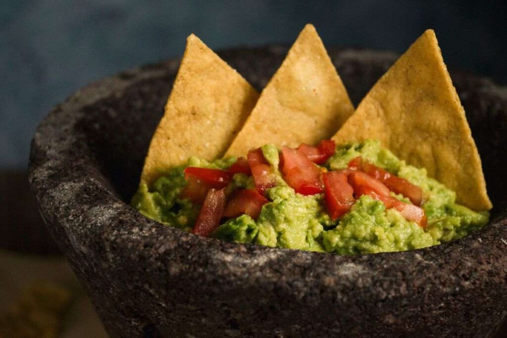 salsa guacamole con nachos
