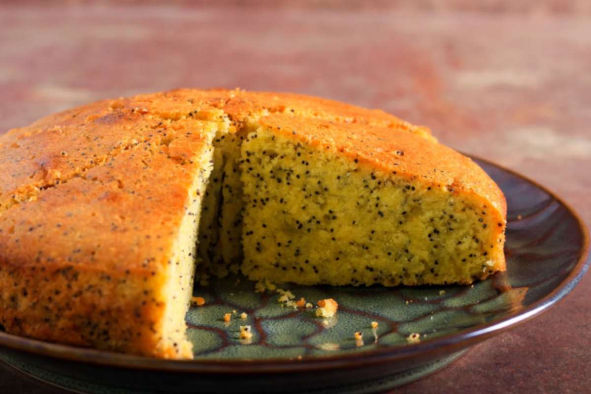 torta tagliata sopra ad un piatto