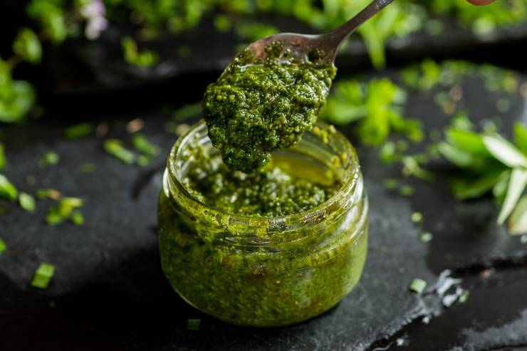 pesto di basilico in un barattolo
