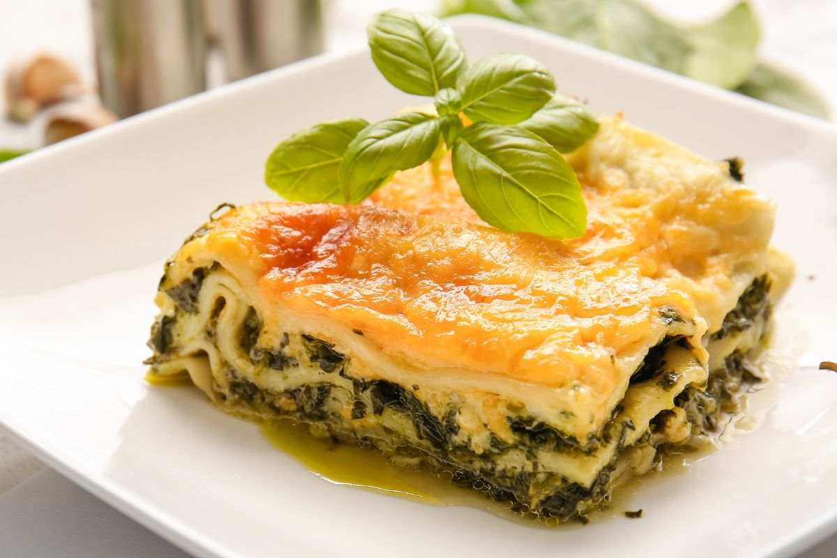 piatto con lasagna al pesto