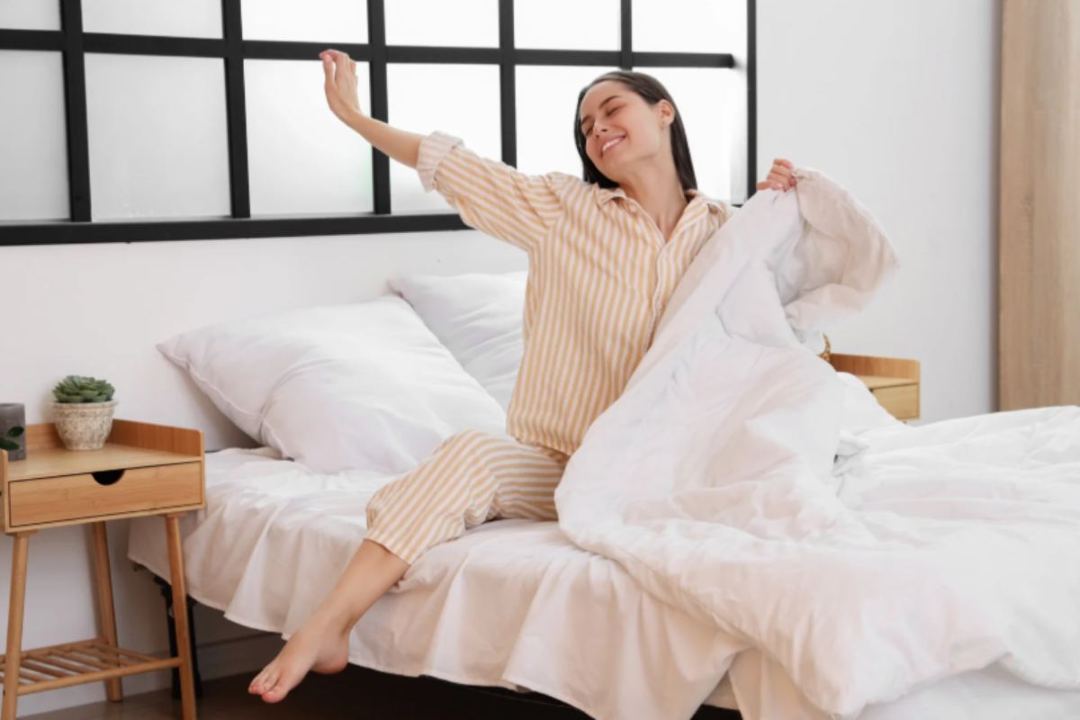 donna che si alza dal letto