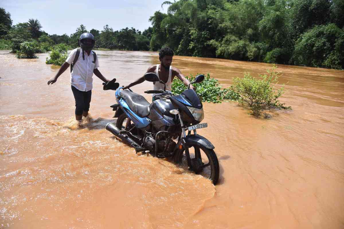due uomini muovono una moto in acqua