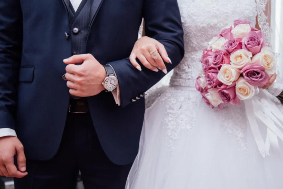 sposa con il bouquet sottobraccio ad un uomo
