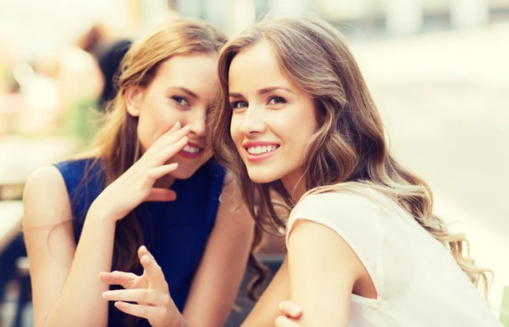 due donne sedute che sparlano