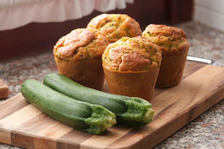 muffin su tagliere con zucchine intere