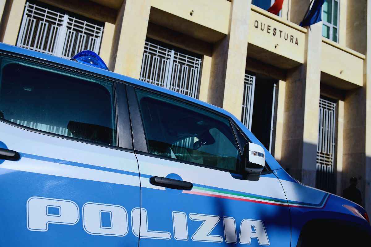 auto polizia fuori dalla questura