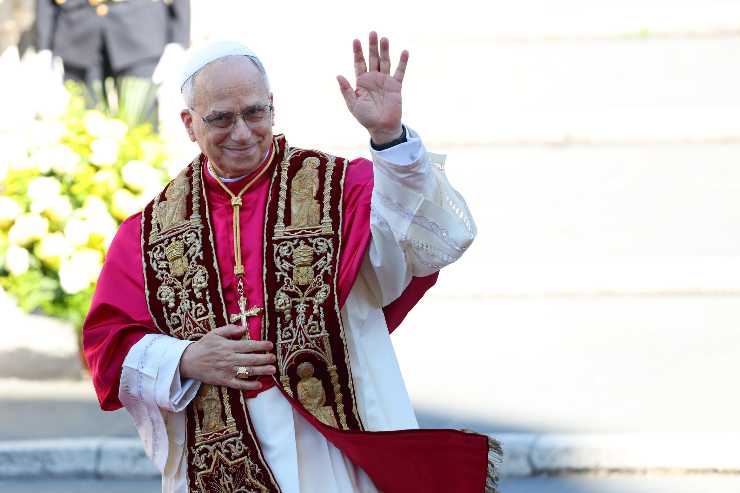 il nuovo papa saluta