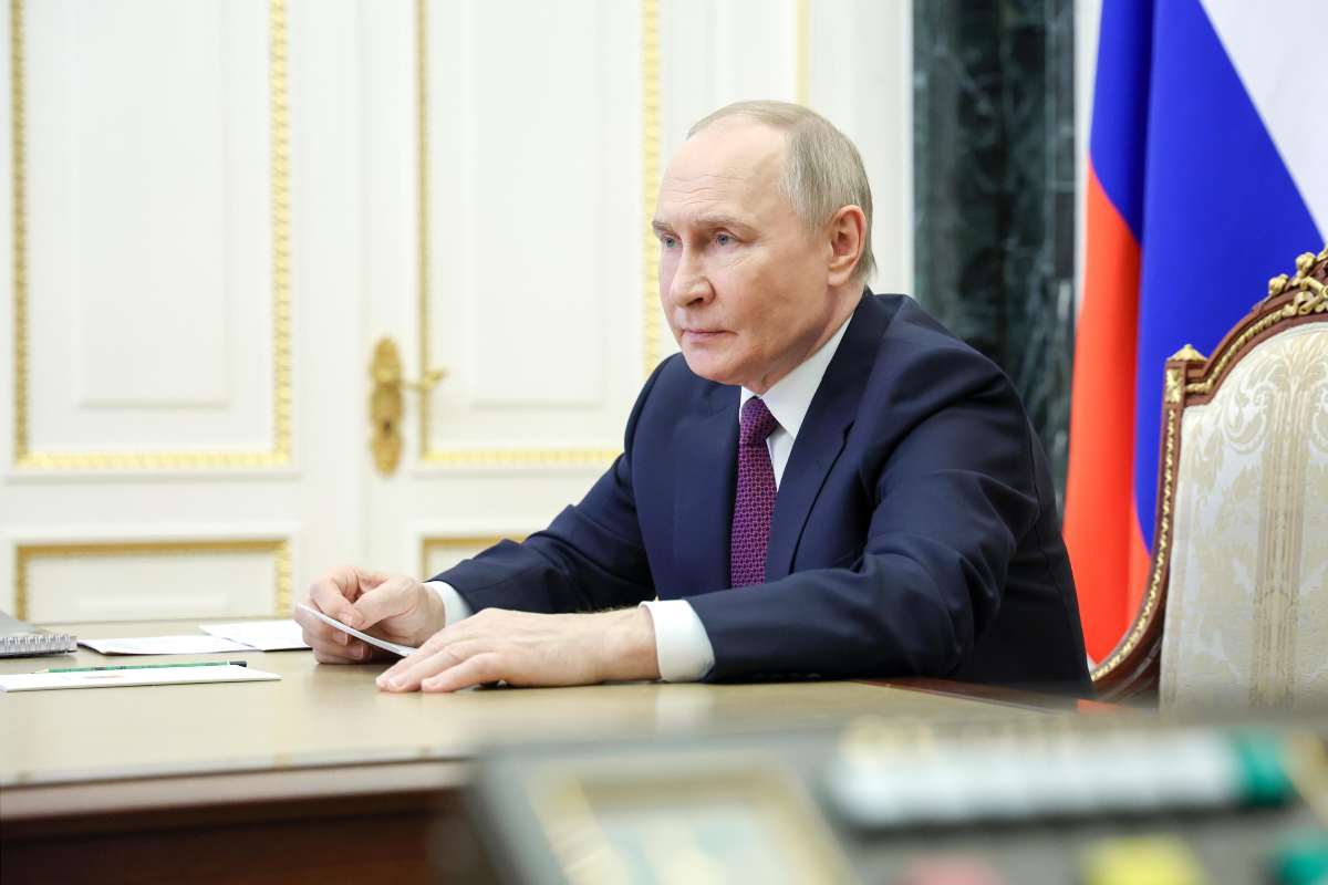 putin seduto alla cattedra