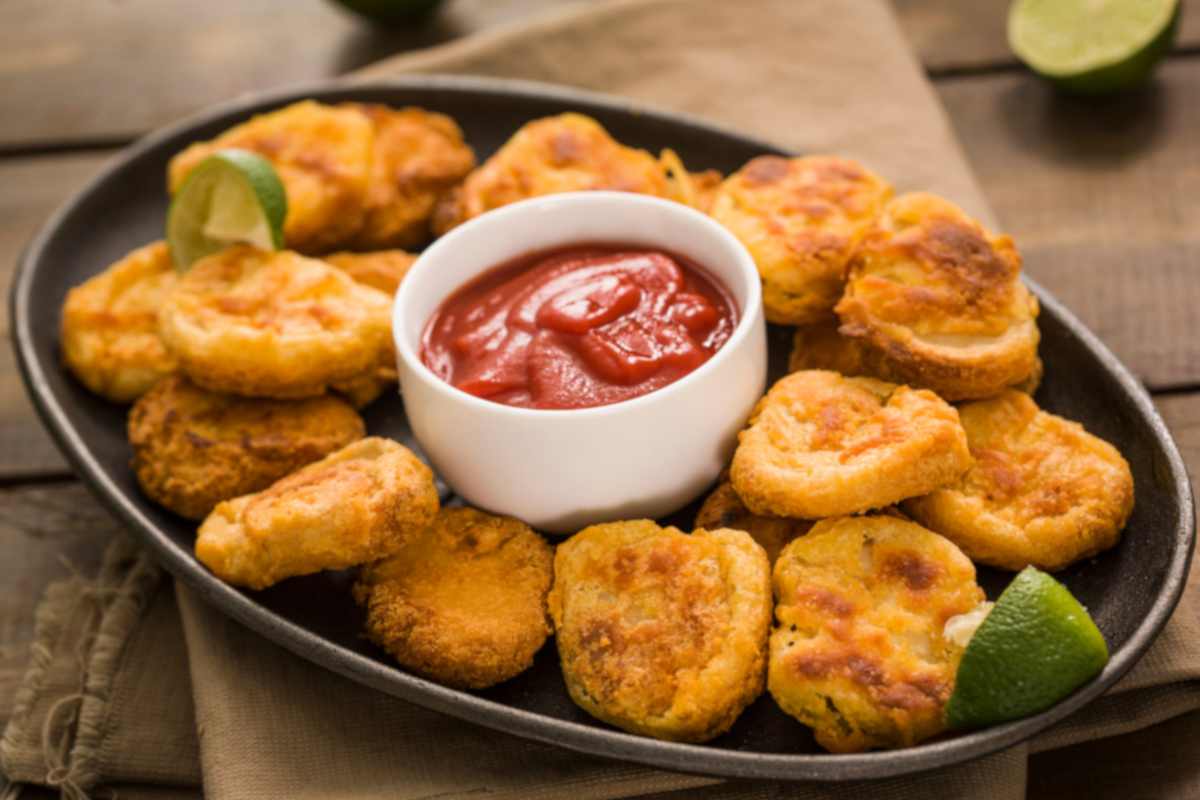 nuggets in un piatto con salsa