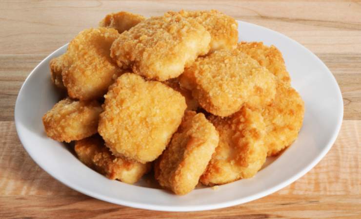 nuggets dorati in un piatto