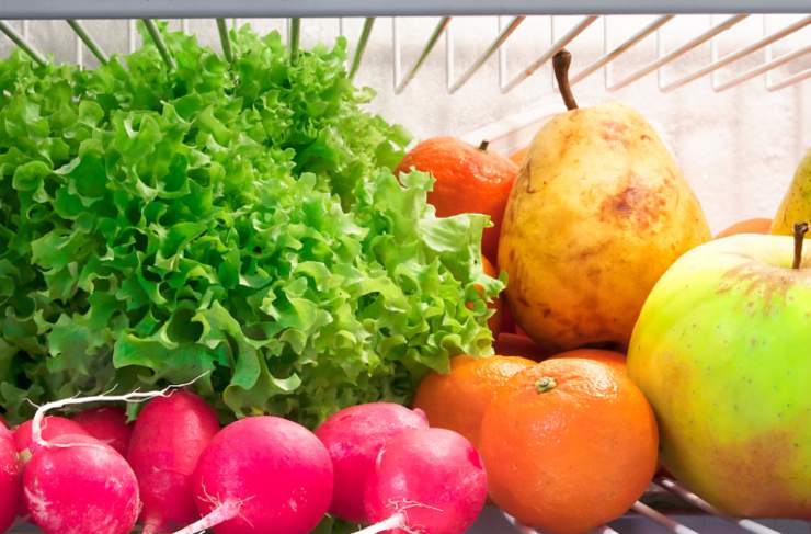 frutta e verdura dentro al frigorifero