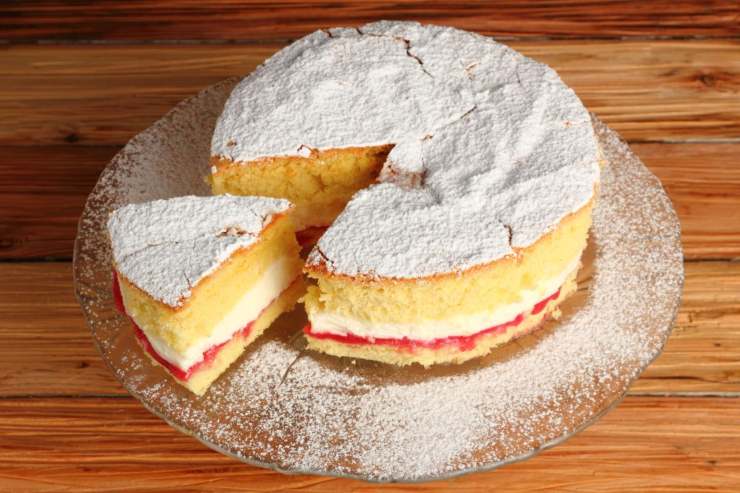 pan di Spagna farcito e tagliato