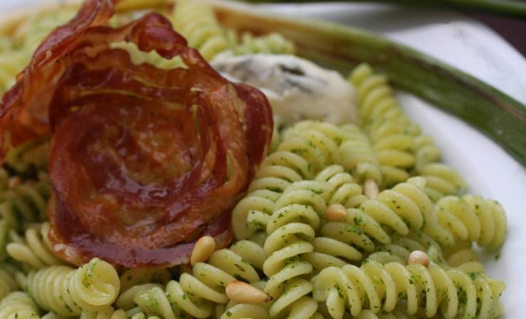 fusilli al pesto di rucola e bresaola