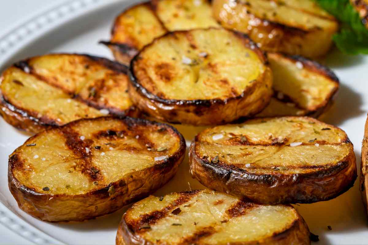 patate alla griglia in un piatto