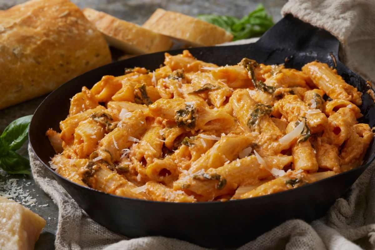 padella con penne al baffo