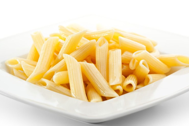 penne crude su piatto bianco