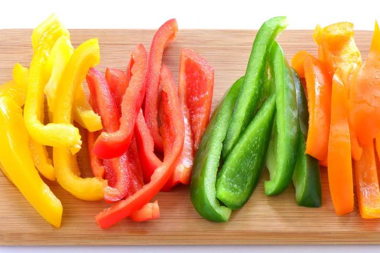 peperoni tagliati a listarelle