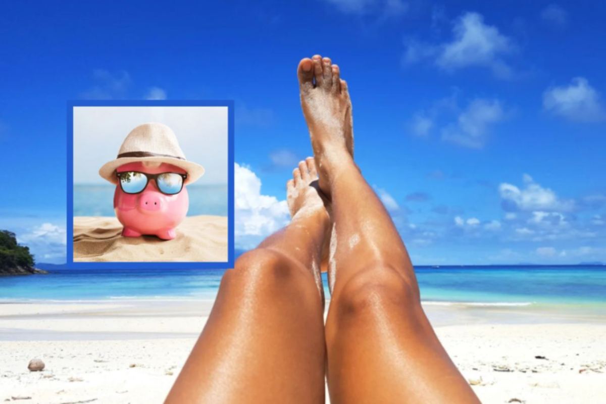gambe di donna in spiaggia e nel riquadro un salvadanaio con cappello e occhiali da sole