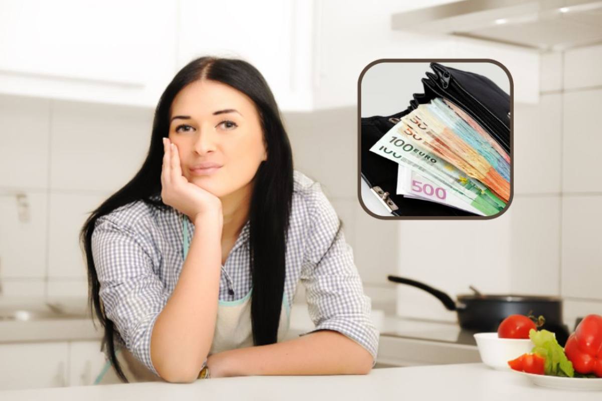 donna appoggiata sul ripiano della cucina con una mano sulla guancia e nel riquadro un portafoglio pieno di banconote
