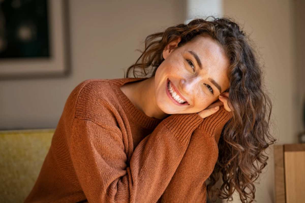 donna sorridente seduta sul divano