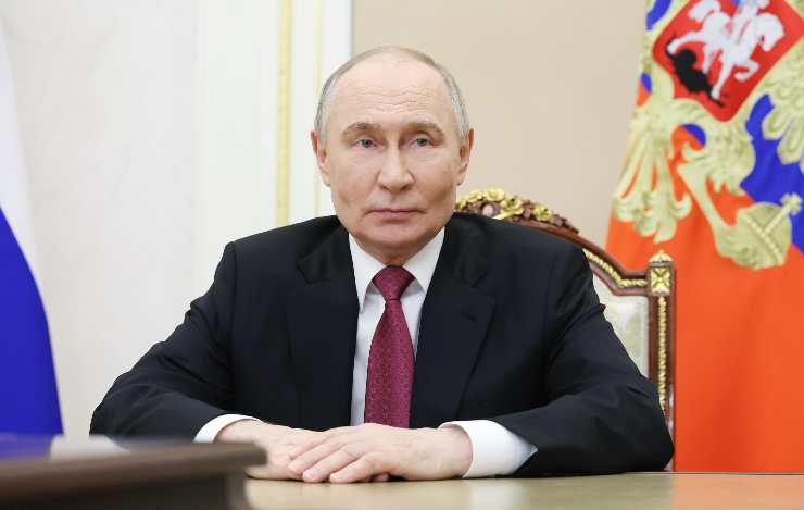 putin seduto a tavola