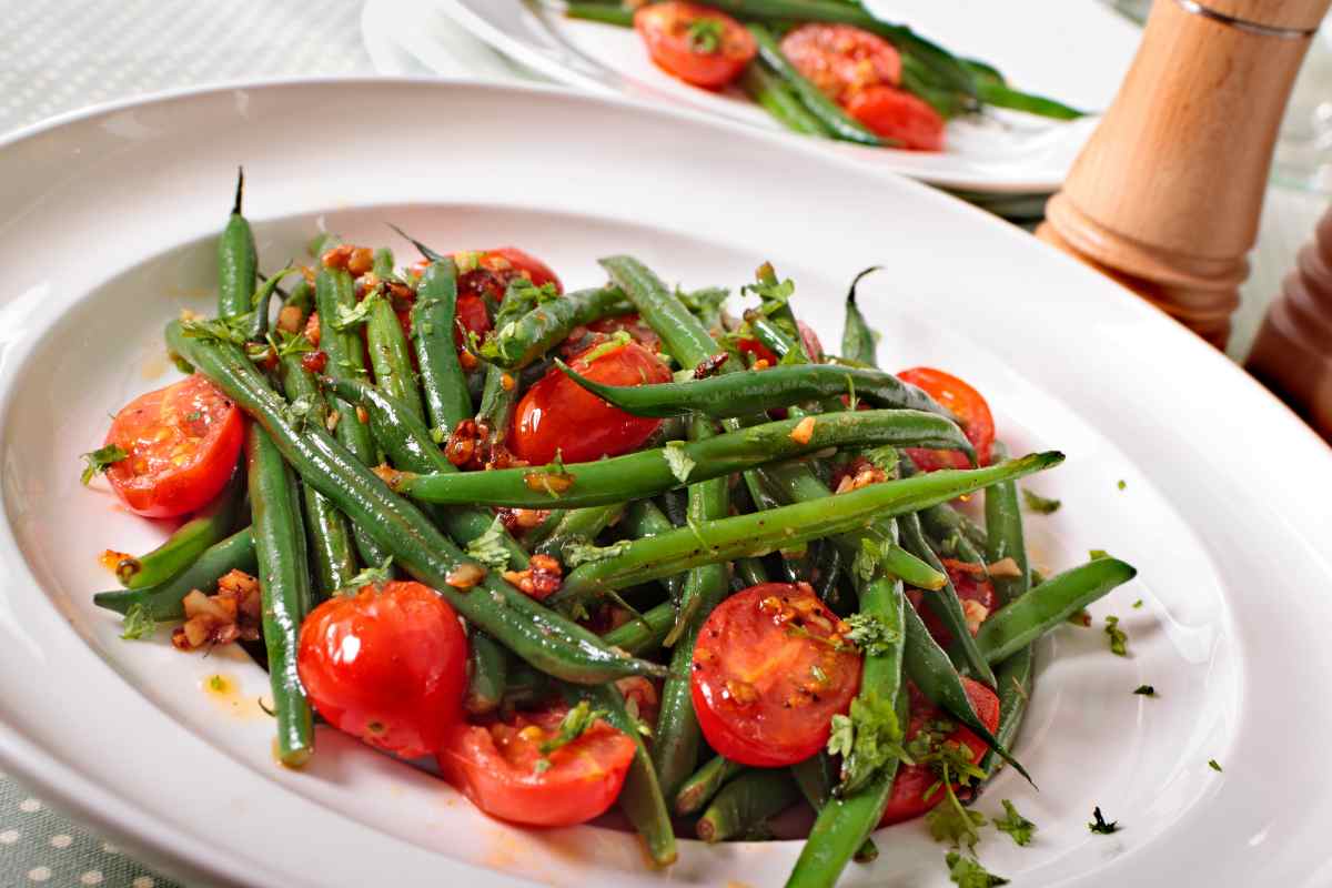 fagiolini con pomodoro in un piatto